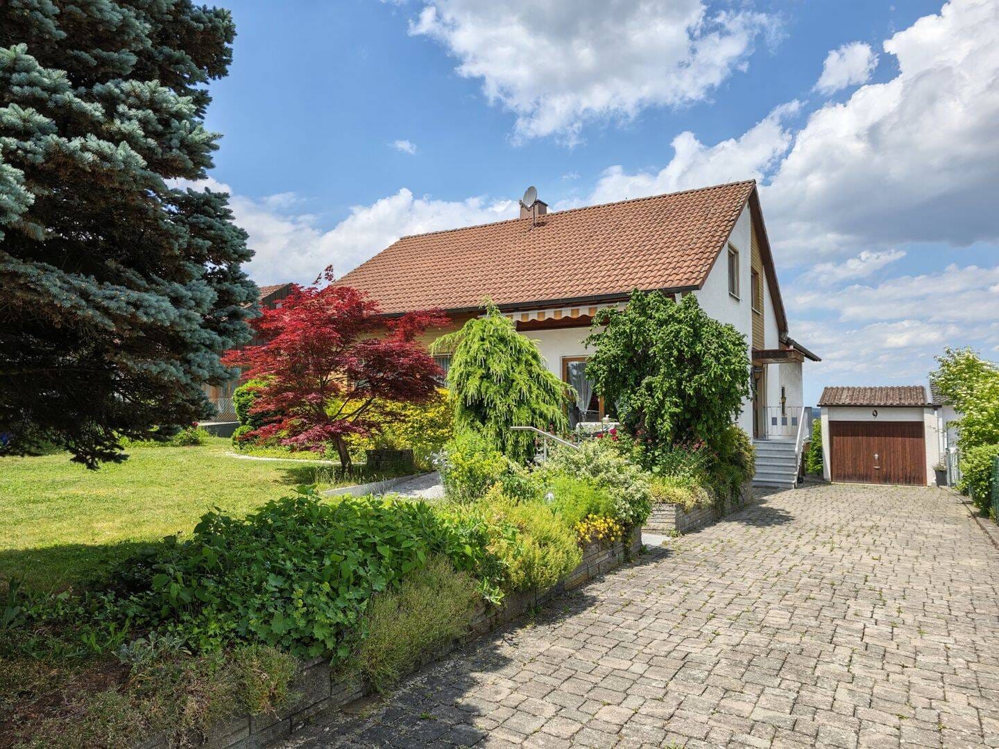 Immobilie in Bodelshausen - Einzigartiges Ensemble: Großzügiges EFH mit XXL-Garten (1.217 m²) inklusive erschlossenem Bauplatz! - Bild 2