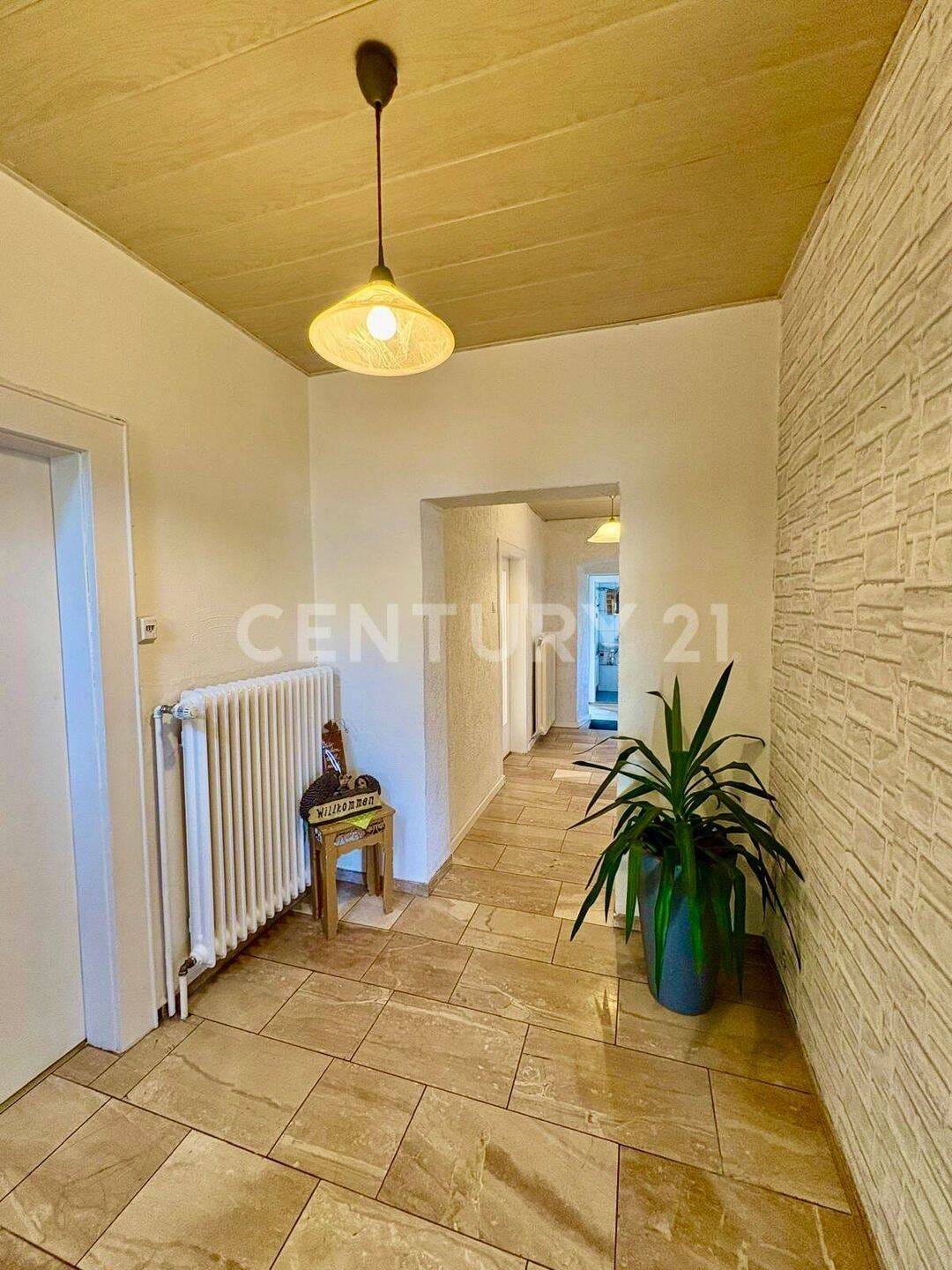 Immobilie in Schönenberg-Kübelberg - Geräumiges 1-2 Familienhaus in zentraler Lage - viel Platz für Ihre Ideen! - Bild 3
