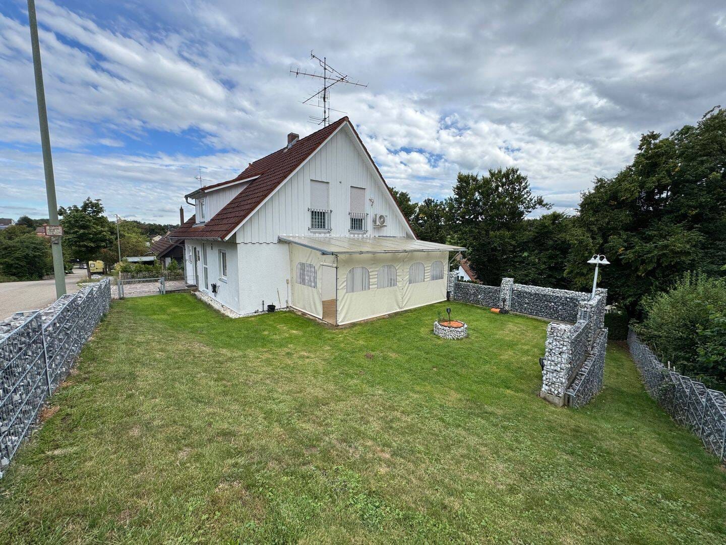 Immobilie in Eurasburg - EFH mit Einliegerwohnung, großem Garten, Gartenhaus und unterkellerter Garage (provisionsfrei) - Bild 2