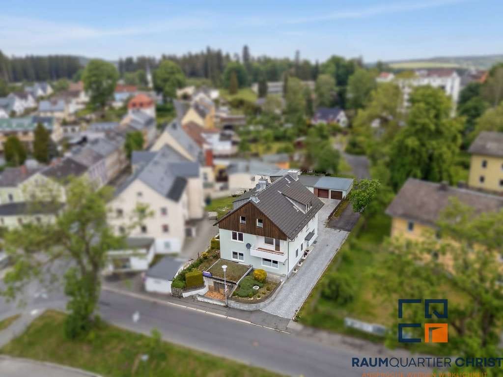 Immobilie in Selb - Großzügige 4-Zimmer-Eigentumswohnung mit Kamin und Balkon in Selb-Plößberg - Bild 1