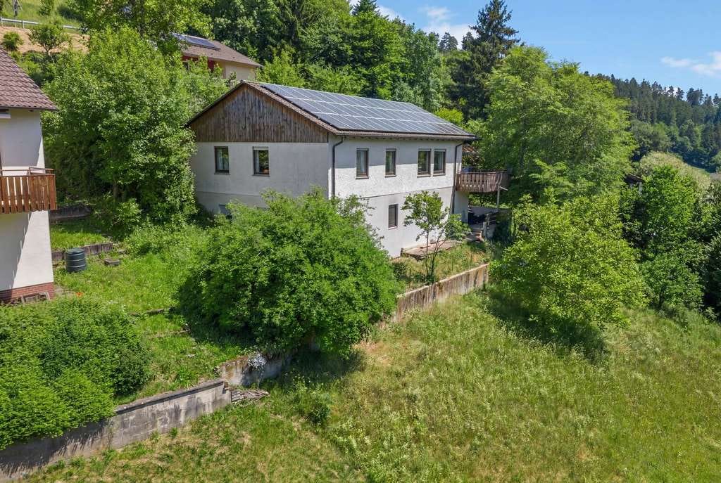 Immobilie in Altensteig - Einfamilienhaus mit Einliegerwohnung, Weitblick & PV-Anlage in Altensteig-Berneck - Bild 0