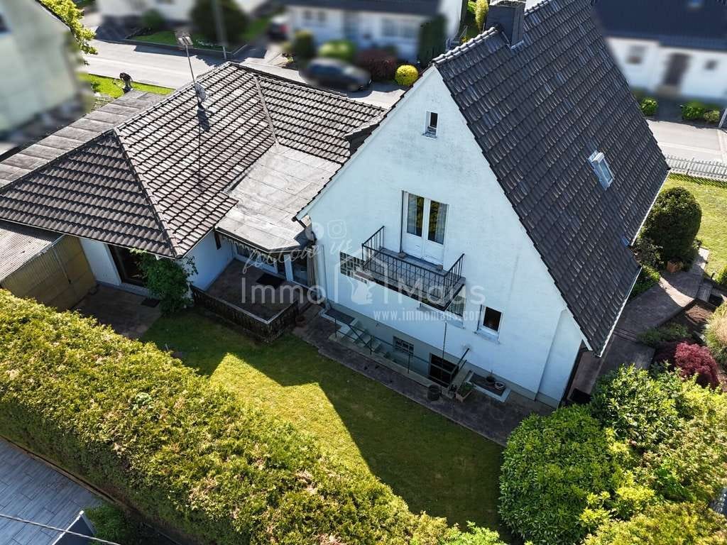 Immobilie in Menden - Platz für Generationen, Familie und Lebensträume – Einfamilienhaus mit ebenerdiger Einliegerwohnung - Bild 1