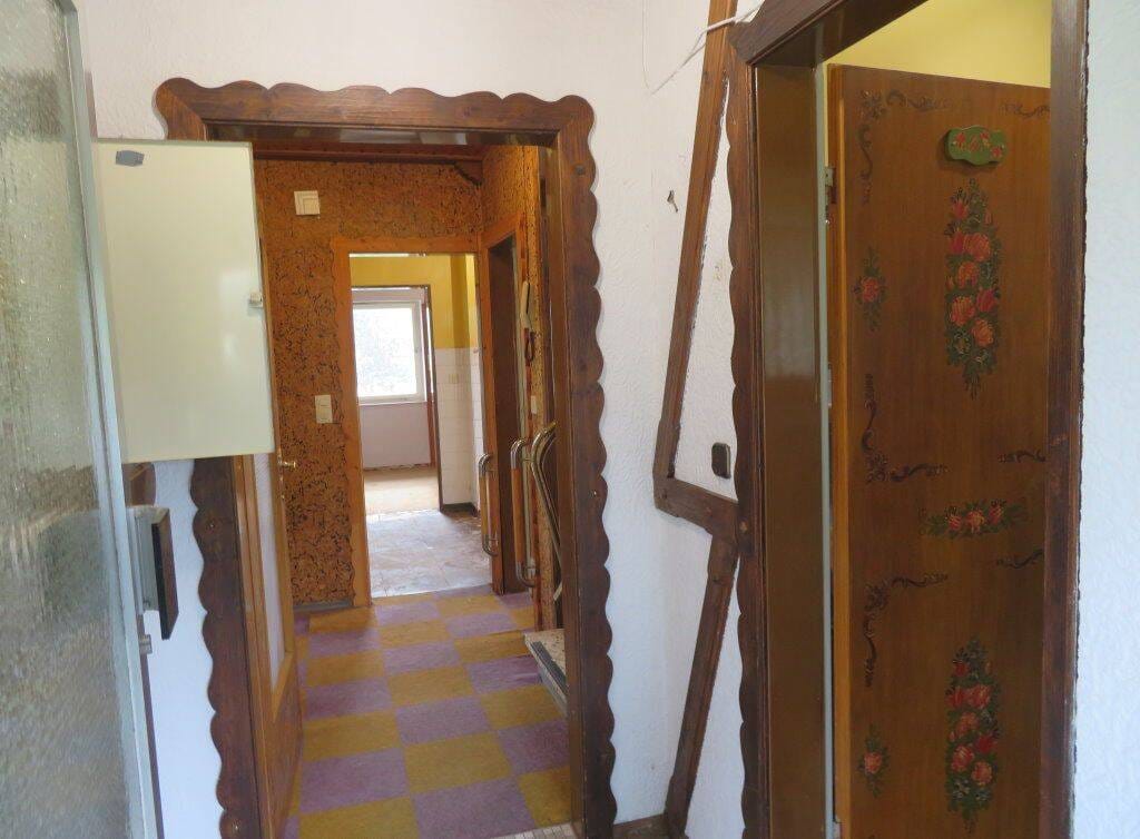Immobilie in Buttenheim - BUTTENHEIM: FREISTEHENDES HAUS MIT GARAGE ZUM KOMPLETT-RENOVIEREN  AUF 671m2 FÜR 309.000,-EURO - Bild 4
