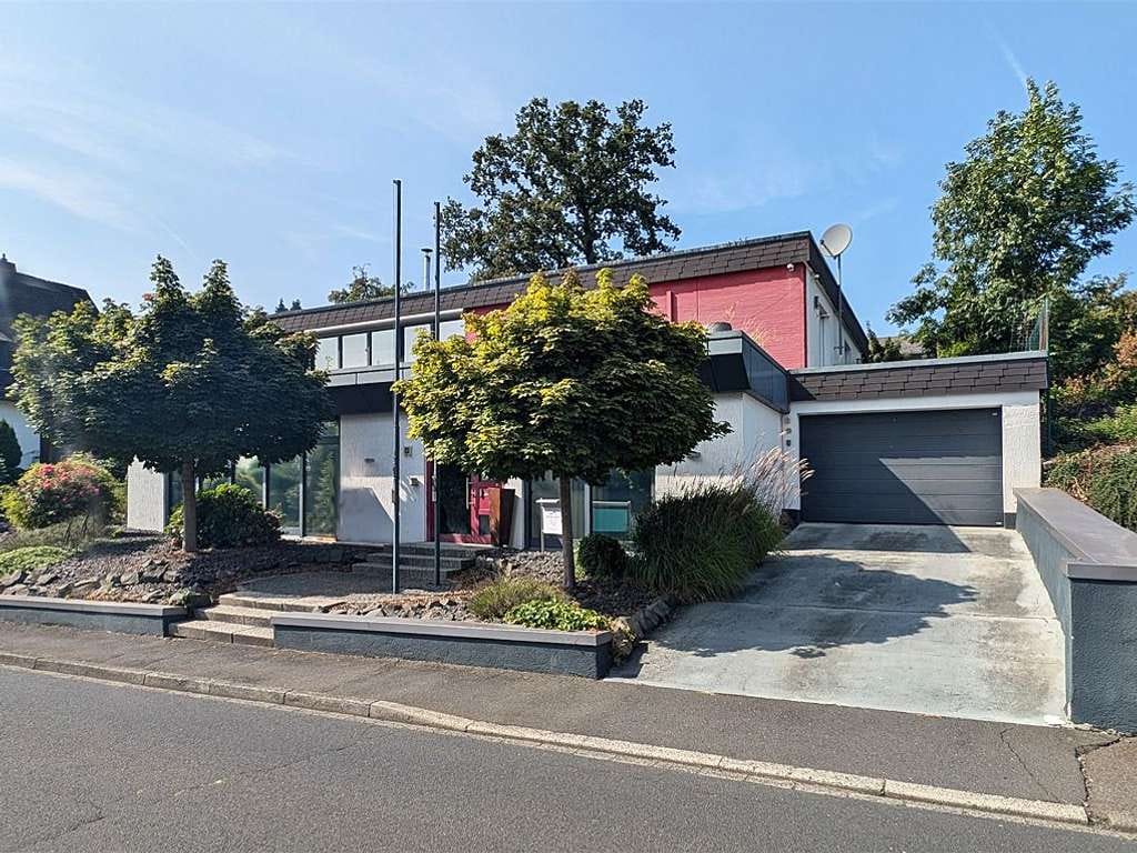 Immobilie in Ransbach-Baumbach - Modernisiertes Wohngebäude mit Büroeinheit und schöner Gartenanlage - Bild 0