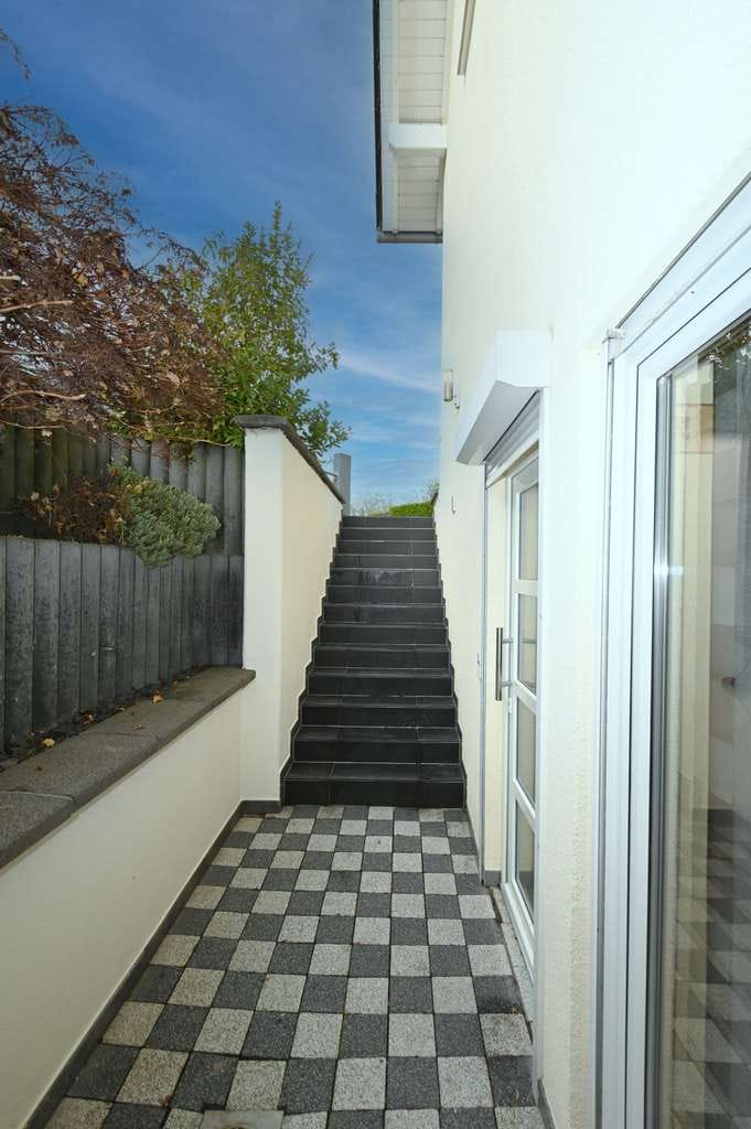 Immobilie in Hahnheim - Naturnahes Familienhaus mit ELW, gepflegtem  Garten mit Teichanlage u. Doppelgarage für Ihr Familien - Bild 2
