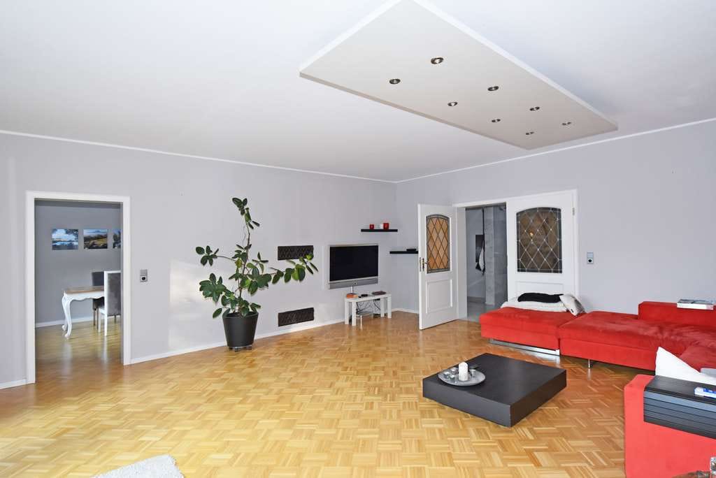 Immobilie in Aumühle - Naturnahes Raumwunder mit vielen Optionen:  Gepflegtes EFH mit Teilkeller und Doppelgarage - Bild 3
