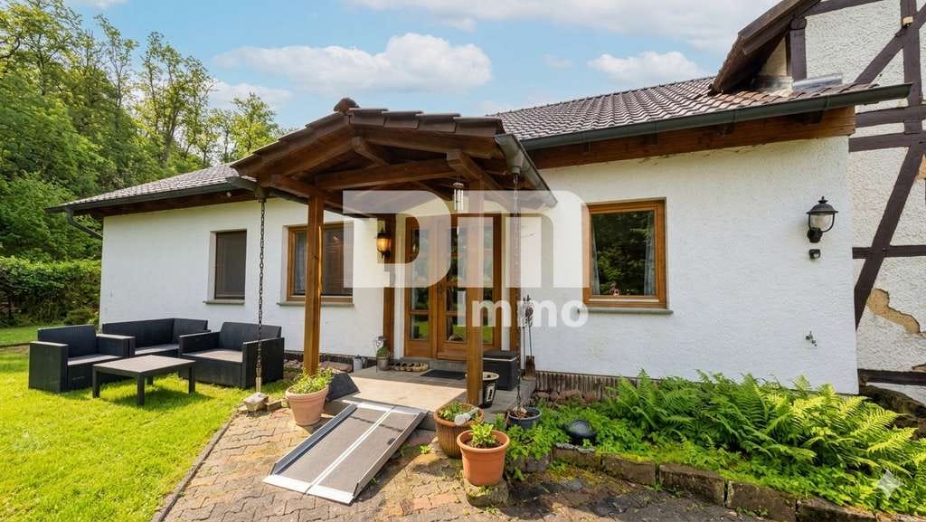 Immobilie in Borken - Altengerechtes Wohnen mit Charme: Großzügiger Bungalow auf großem Grundstück + Nebengebäude - Bild 0