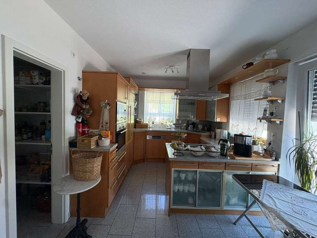 Immobilie in Wiesenttal - Hochwertiges Einfamilienhaus mit Atelier, Garagengebäude und angrenzender Naturfläche - Bild 3