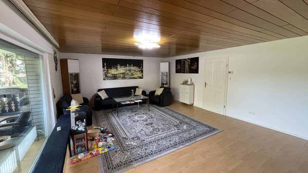 Immobilie in Hennef (Sieg) - Gepflegtes, verklinkertes Zweifamilienhaus mit zwei Garagen und PV-Anlage in Hennef-Blankenberg! - Bild 3
