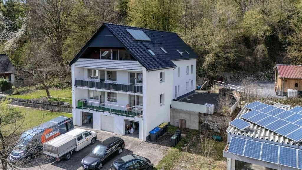 Immobilie in Schlangen - Modernisiertes 3-Familienhaus mit 363 m² Wohnfläche, großem Grundstück und flexibler Nutzung - Bild 1