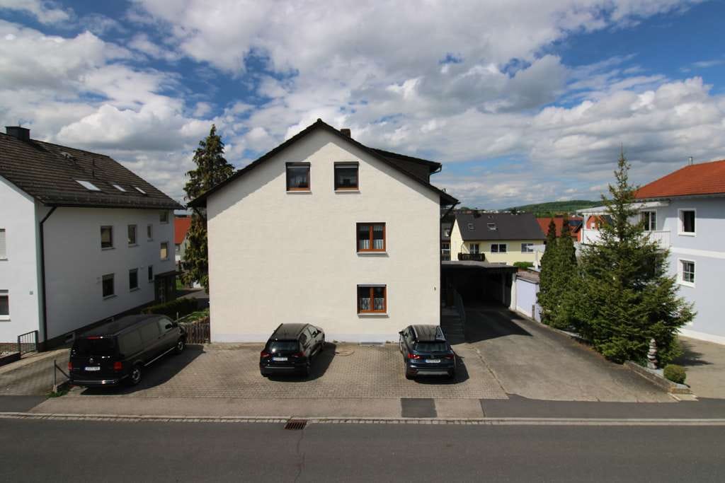 Immobilie in Kümmersbruck - 4 Familienhaus und Einliegerwohnung , 2 Garagen , 5 Stellplätzen , Garten und Balkone - Bild 0