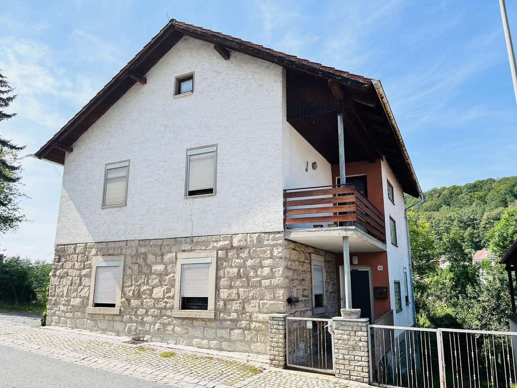 Immobilie in Oberaurach - *Preisreduzierung* 1.480m² großes Grundstück am grünen Ortsrand... viel Platz bietendes Haus mit - Bild 1