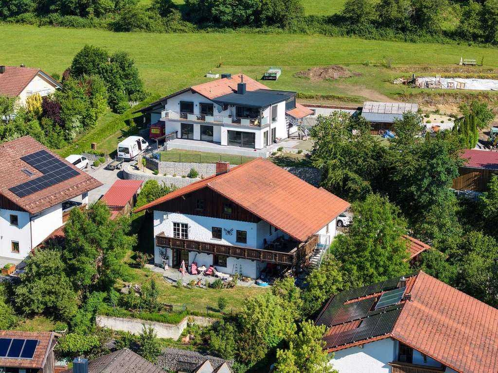 Immobilie in Fürstenstein - Großzügiges Einfamilienhaus mit traumhaftem Fernblick, XXL-Balkon, großer Terrasse und Ausbaureserve - Bild 0