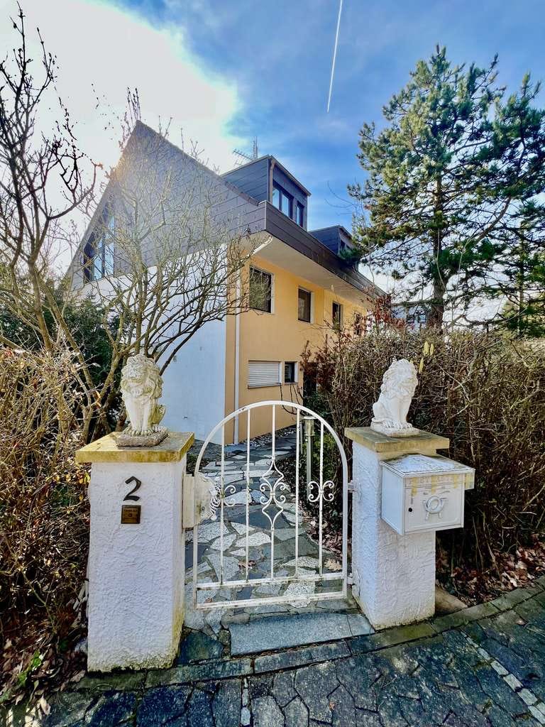 Immobilie in Cadolzburg - Exklusive Split-Level-Doppelhaushälfte mit Galerie, Kaminzimmer, Einliegerwohnung und Fernblick - Bild 0