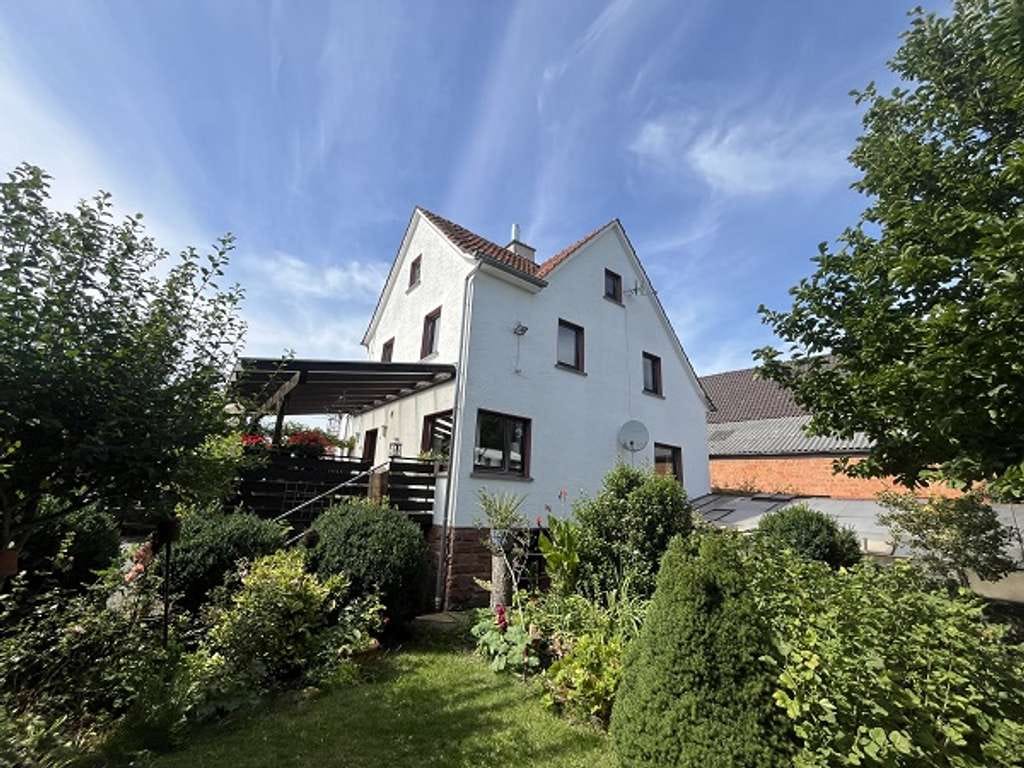Immobilie in Büdingen - Zwei Wohnhäuser, Scheune & viel Platz - Hofensemble auf weitläufigem Grundstück. - Bild 2