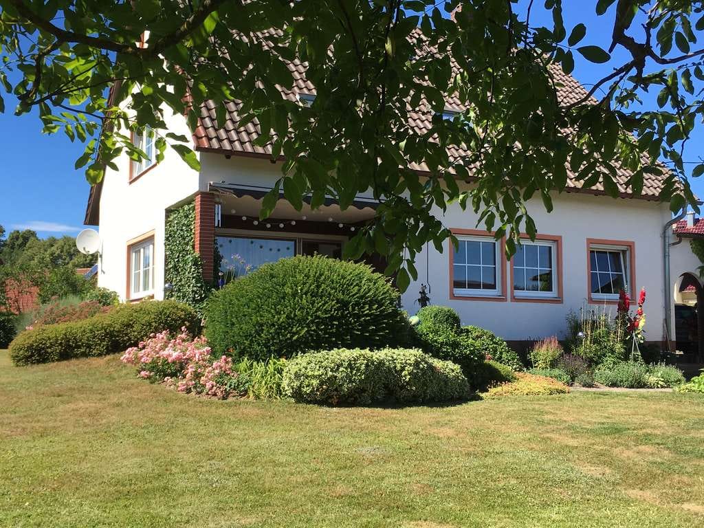 Immobilie in Reuth b.Erbendorf - Charmantes Einfamilienhaus mit traumhaftem Garten und großzügigem Grundstück - Bild 0