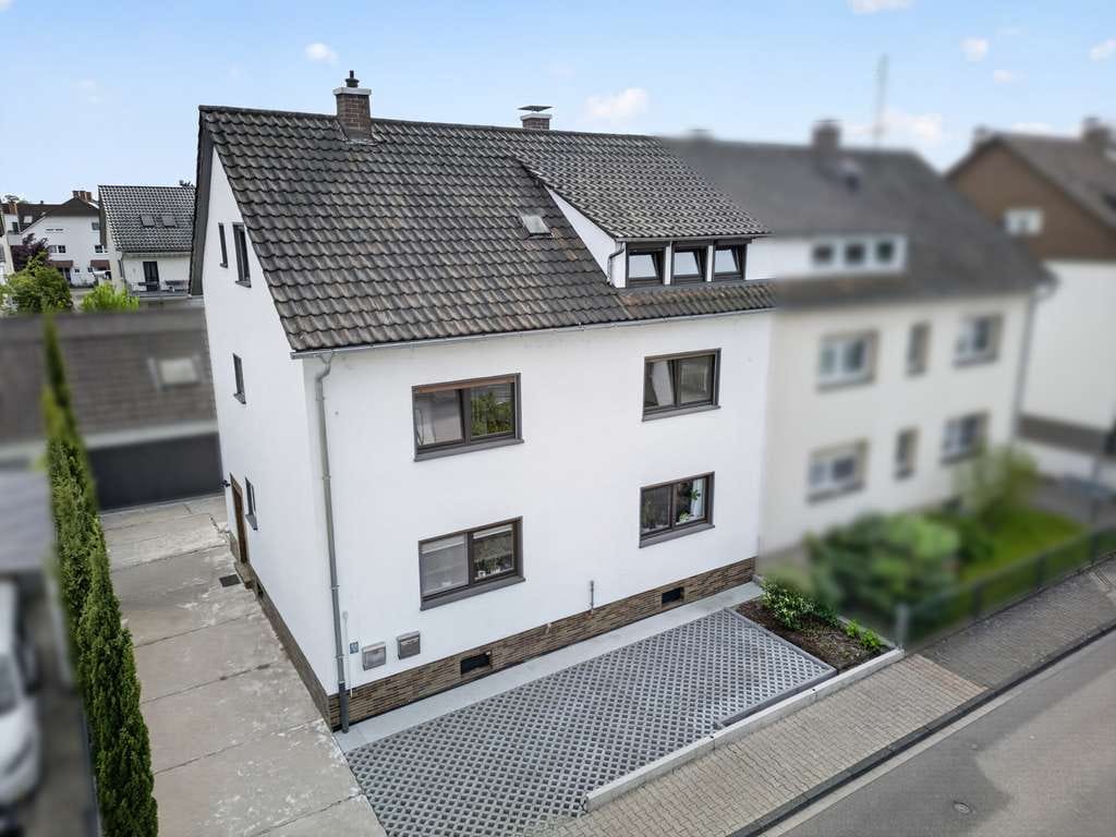 Immobilie in Rheinstetten - Stadthaus mit 2 PKW-Stellplätze aufgeteilt in 2 Eigentumswohnungen im Stadtteil Forchheim - Bild 0