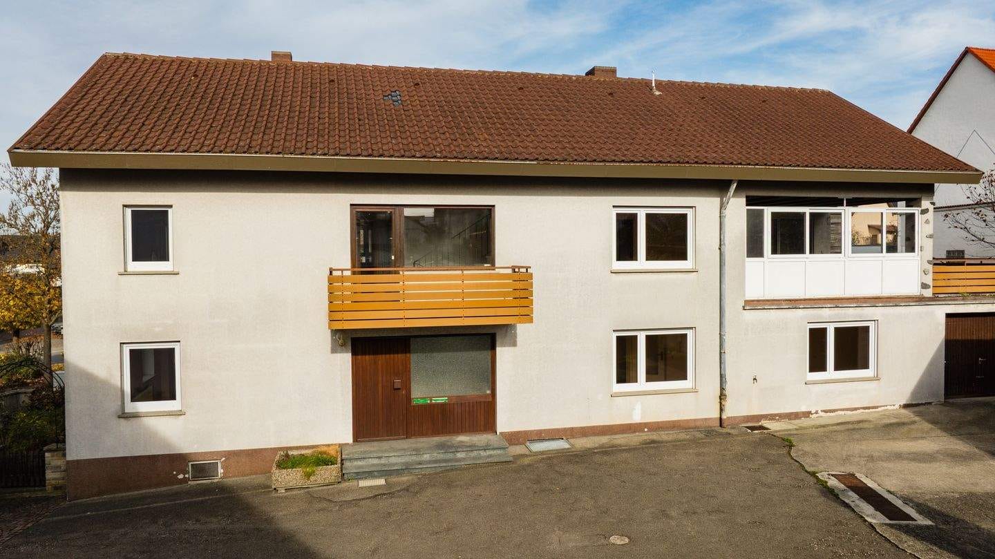 Immobilie in Ertingen - Zweifamilienhaus mit 3 Garagen und Werkstatt - Bild 0