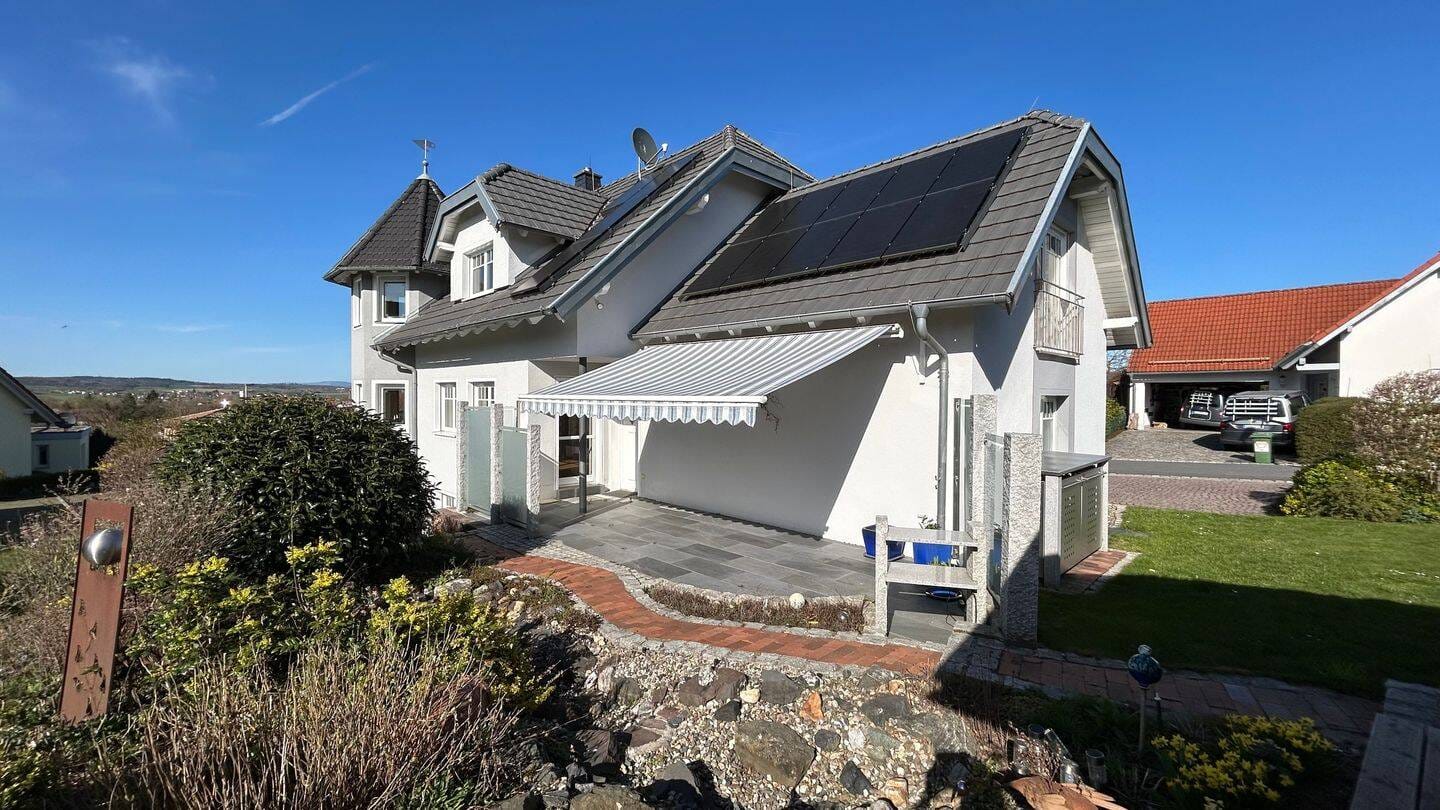 Immobilie in Großheirath - "Platzwunder mit Charme: Architektenhaus mit Einliegerwohnung, Turmzimmer & PV- Anlage" - Bild 2