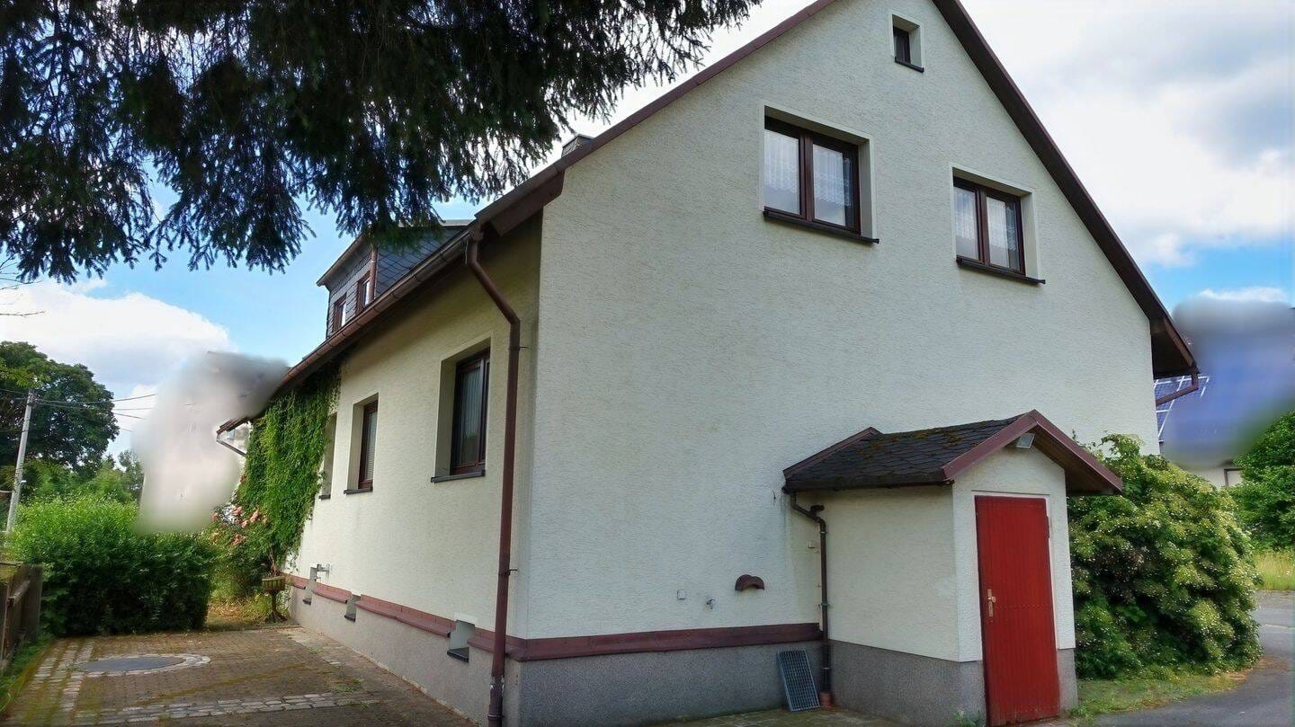 Immobilie in Grünbach - Großzügiges  Ein- bis Zweifamilienhaus - Hier ist auch noch Platz für Tiere - Bild 3