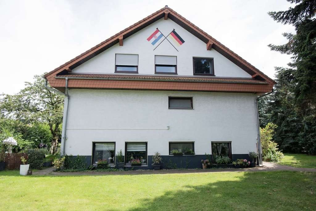 Immobilie in Friedberg (Hessen) - Mehrfamilienhaus mit 4-5 WE. Große Eigentümerwohnung wird mit Verkauf frei. 3 Garagen. - Bild 2