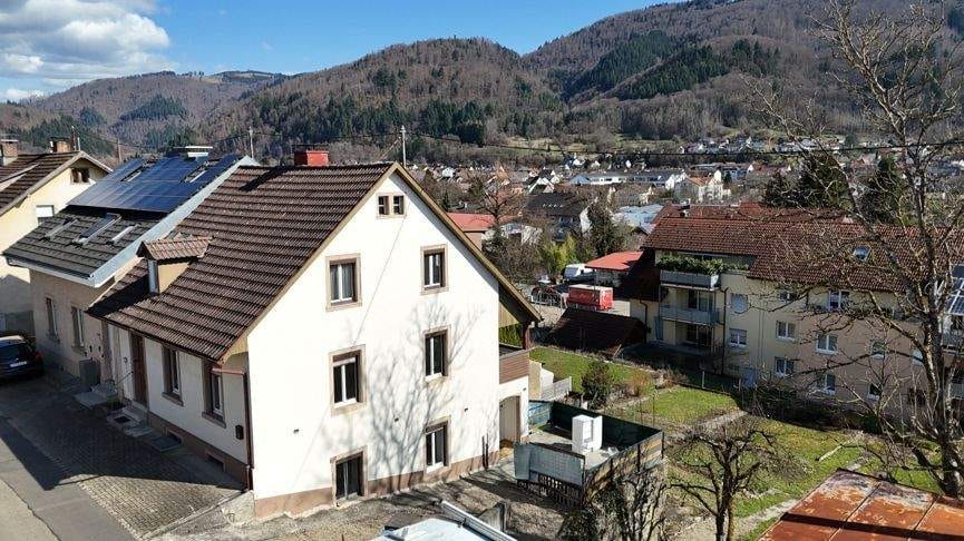 Immobilie in Wehr - Einfamilienhaus mit Einliegerwohnung - Zentrale Lage - Doppelgarage mit Werkstatt - Bild 0