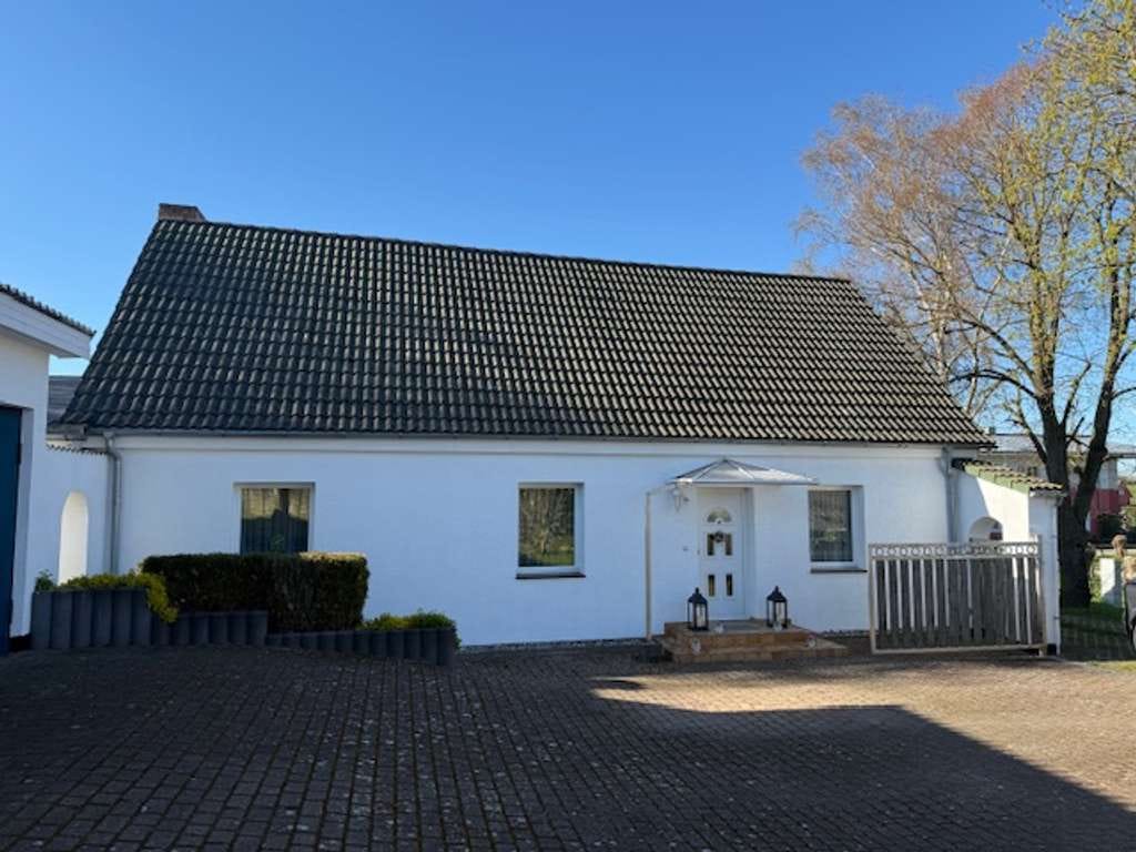 Immobilie in Brünzow - Sehr schön und ruhig gelegenes EFH mit Ferienwohnung und tollem Grundstück  , Tierhaltung möglich! - Bild 3