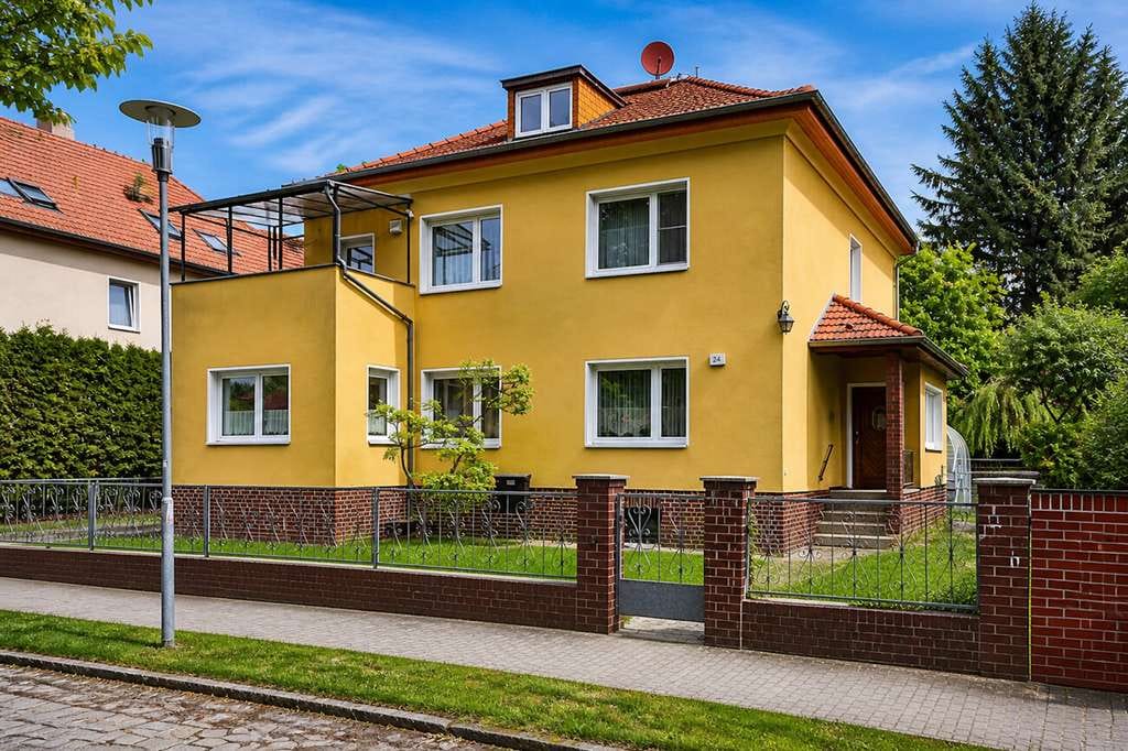 Immobilie in Dallgow-Döberitz - Stattliches Ein- bis Zweifamilienhaus von 1938 mit Pool, Sauna und Garage auf sonnigem Grundstück - Bild 0
