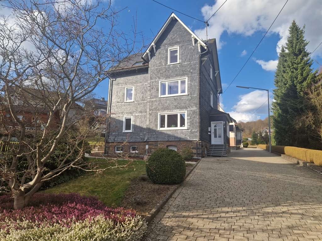 Immobilie in Netphen - Großzügiges, top gepflegtes Ein- bis Zweifamilienhaus mit tollem Garten in Deuz! - Bild 1