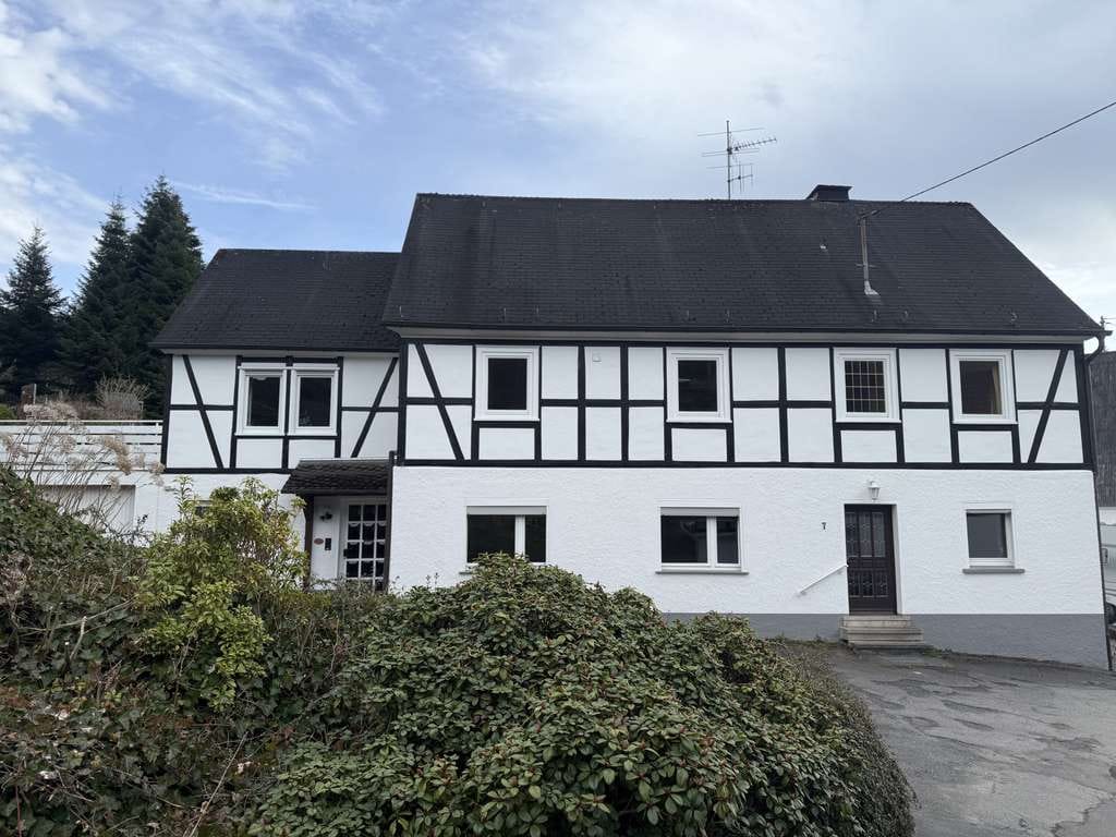 Immobilie in Kirchhundem - Geräumiges Zweifamilienhaus mit Potential in Oberhundem - Bild 0