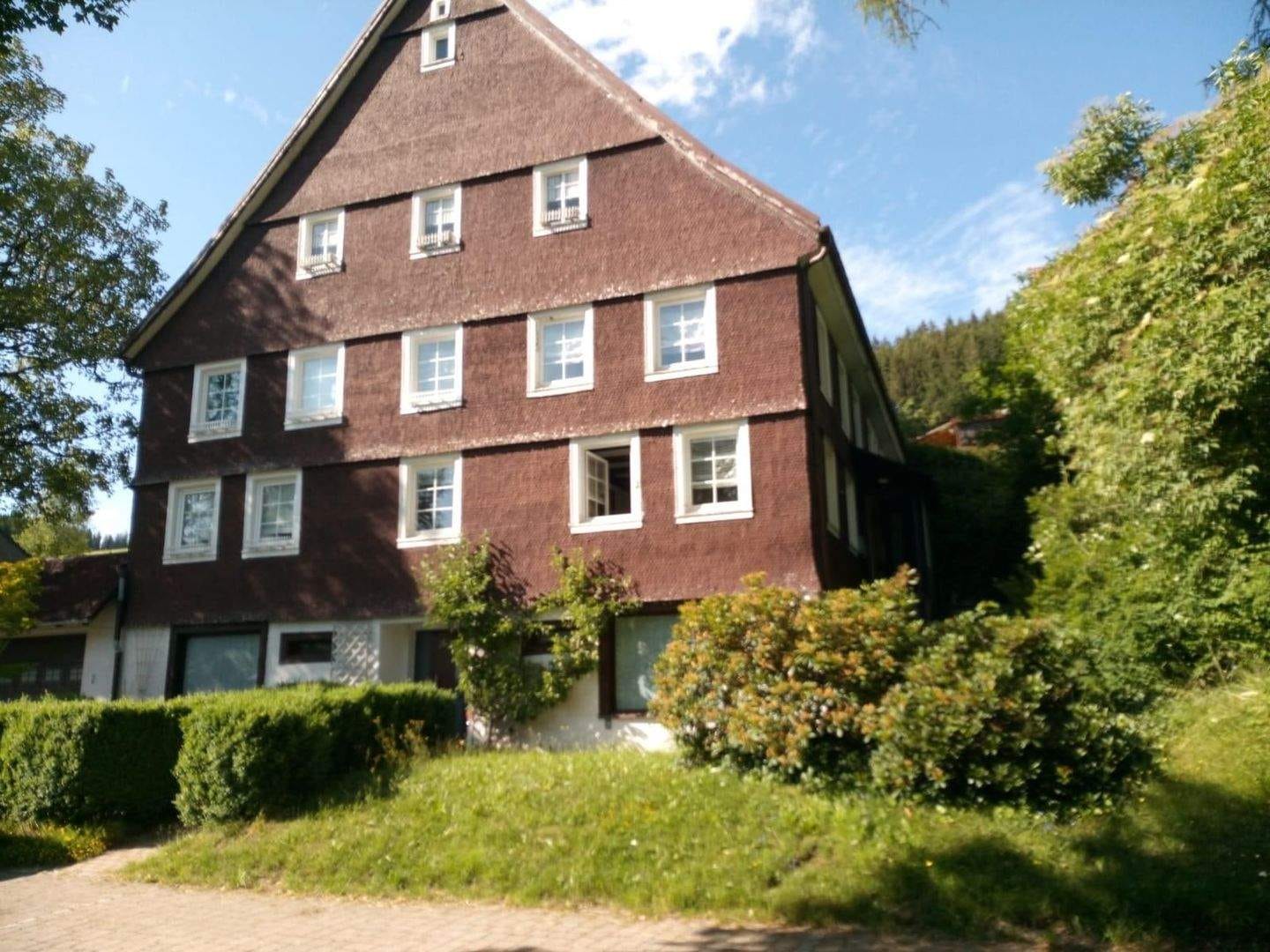 Immobilie in Furtwangen im Schwarzwald - WOHNEN  IM SCHWARZWALDHAUS mit 2 Wohnungen. Befahrbare Tenne und Gewölbekeller. Bezug n. Absprache.   - Bild 2
