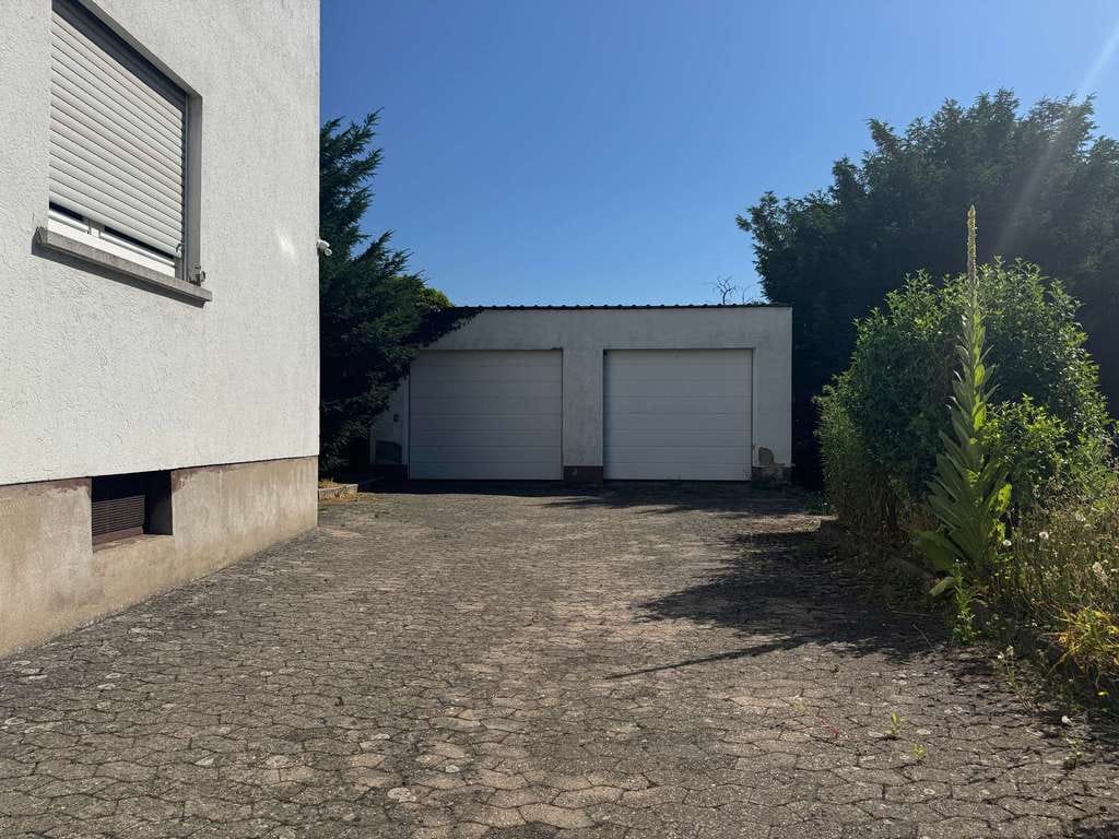 Immobilie in Erlenbach am Main - Großzügiges Zweifamilienhaus mit großem Grundstück in begehrter Lage - Bild 2