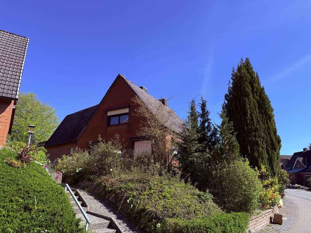 Immobilie in Bad Oldesloe - Sanierungsbedürftiges Einfamilienhaus in bevorzugter Wohnlage; verwirklichen Sie Ihre Vorstellungen! - Bild 1