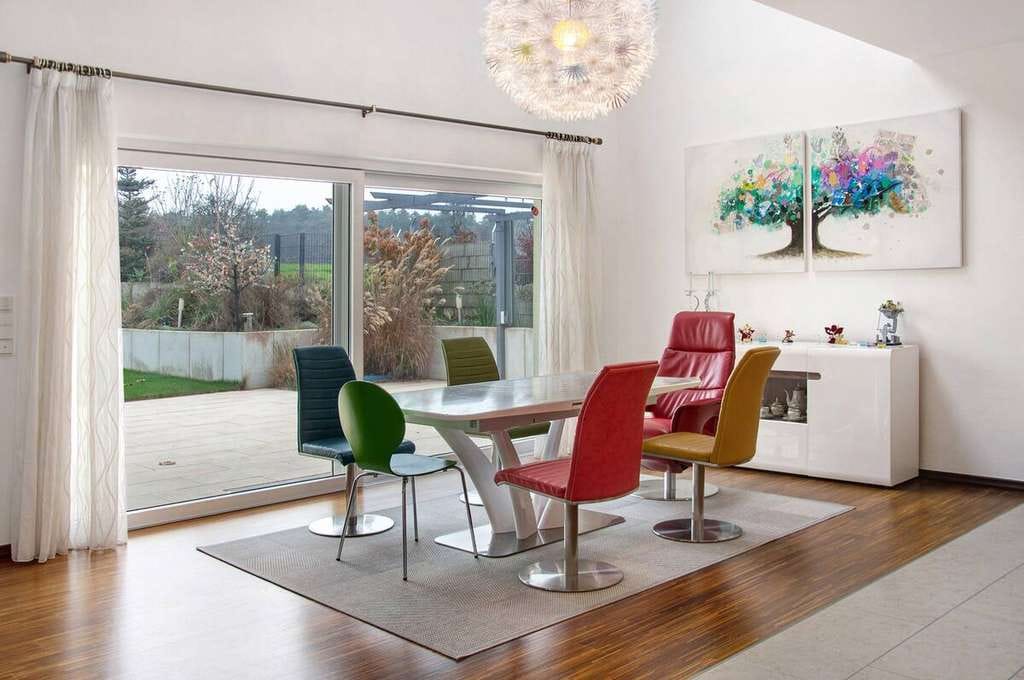 Immobilie in Heroldsbach - Modernes Einfamilienhaus mit Galerie, Kamin und drei Garagen in ruhiger Randlage - Bild 4