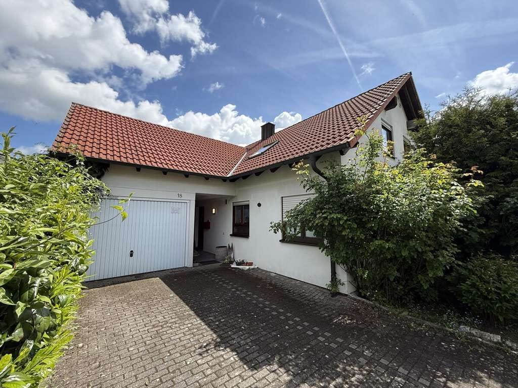 Immobilie in Obersontheim - GEPFLEGTES
EINFAMILIENWOHNHAUS MIT GARTEN UND GARAGE - Bild 1