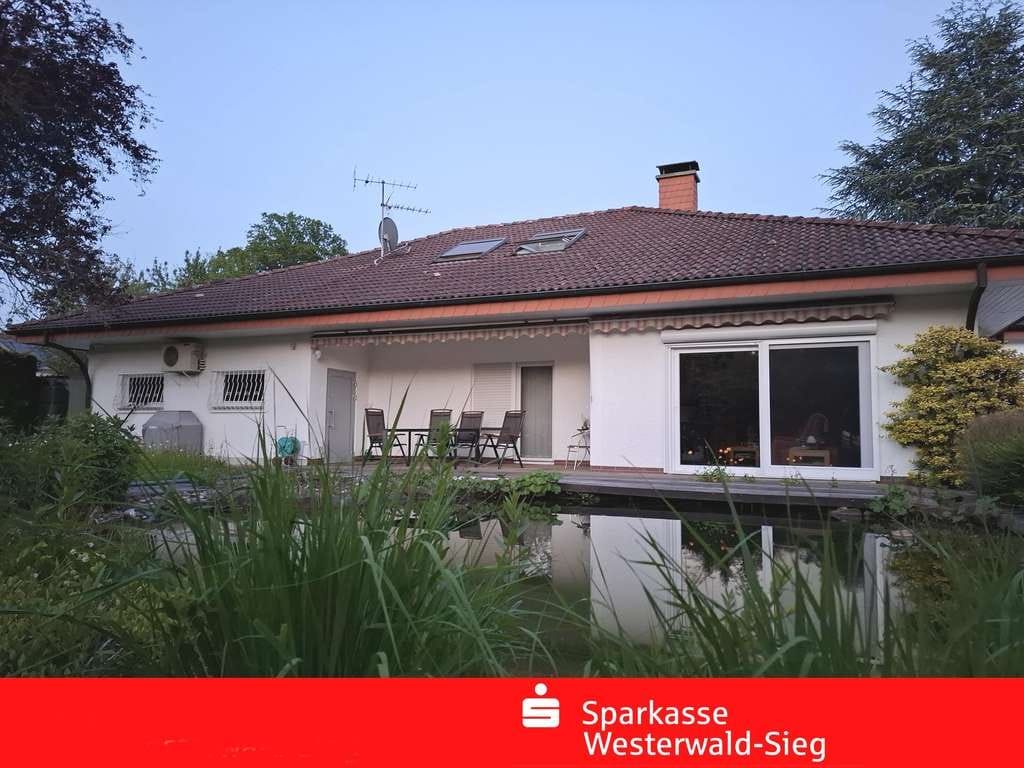 Immobilie in Weyerbusch - Ein Traumhaus zum Verlieben in bester Lage von Weyerbusch, Schwimmteich, Sauna, PV-Anlage - Bild 0