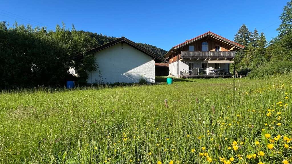 Immobilie in Oberau - Oberau: Großes, aufteilbares Baugrundstück mit modernem Einfamilienhaus  - Bild 0