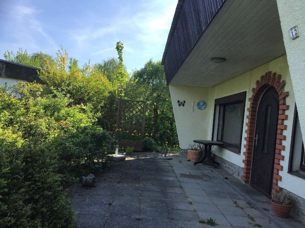 Immobilie in Klein Trebbow - Ferienbungalow am Schweriner See mit schönem Pachtgrundstück und Carport - Bild 1