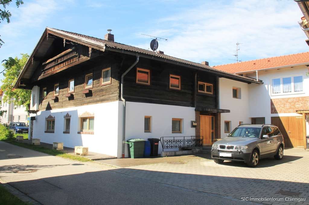 Immobilie in Obing - Ehemaliges Bauernhaus in zentraler Wohnlage mit 2 großen Wohnungen in Obing am See! - Bild 0