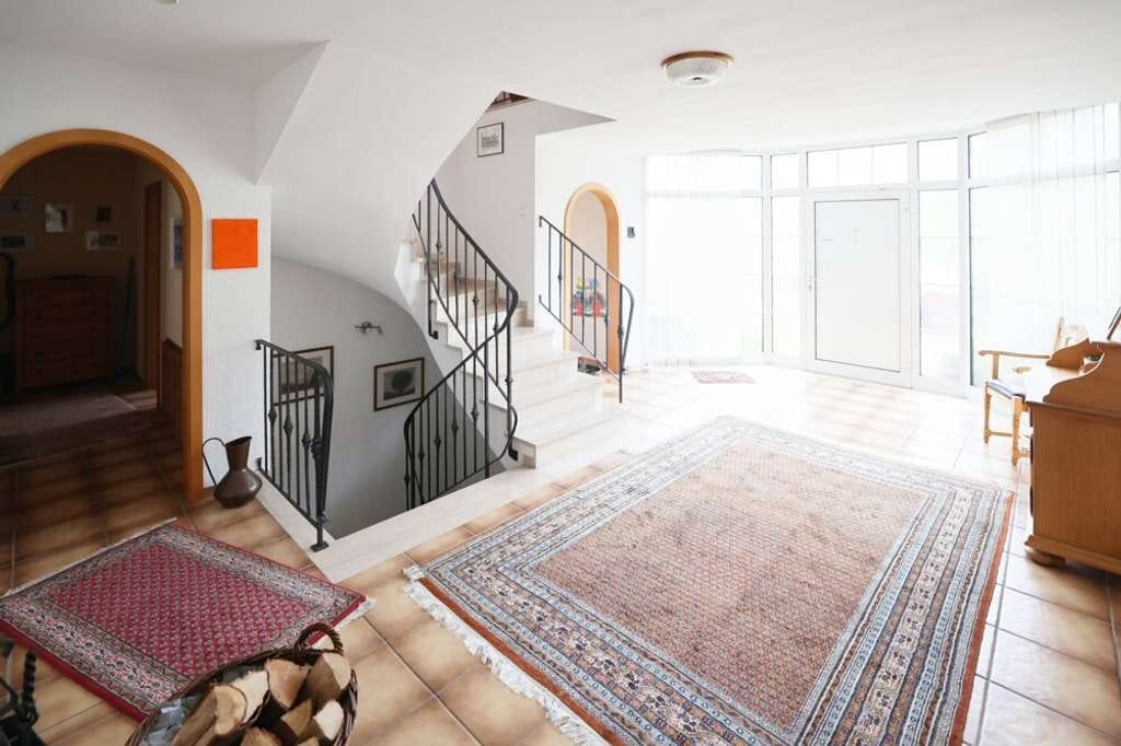 Immobilie in Cochem - Einziehen & wohlfühlen-Attraktives EFH mit 2 Balkonen u. Garage in ruhiger Moselblicklage von Cochem - Bild 2