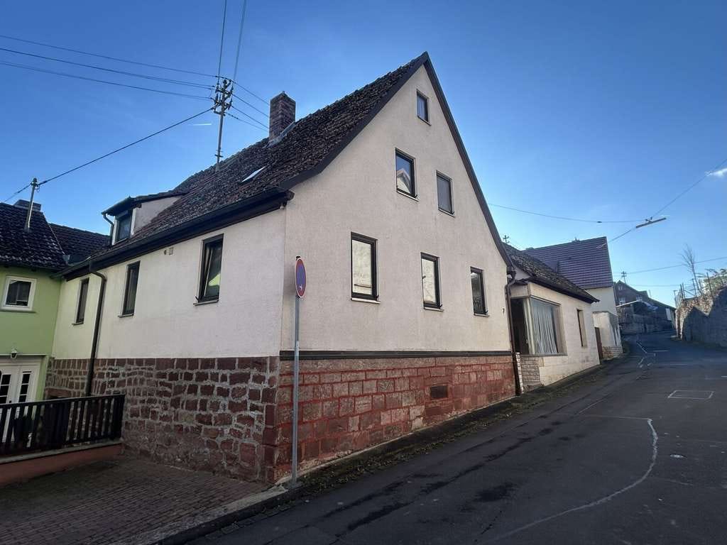 Immobilie in Karlstadt - Einfamilienhaus mit Scheune, Nebengebäude und vielfältigen Nutzungsmöglichkeiten - Bild 0