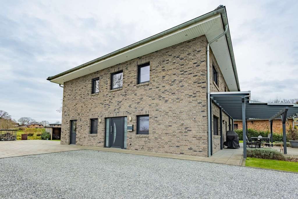 Immobilie in Nienborstel - Luxus trifft Familienleben: Moderne Stadtvilla mit 230 m² Wohnfläche, Garten, Sauna und Pizzaofen - Bild 1