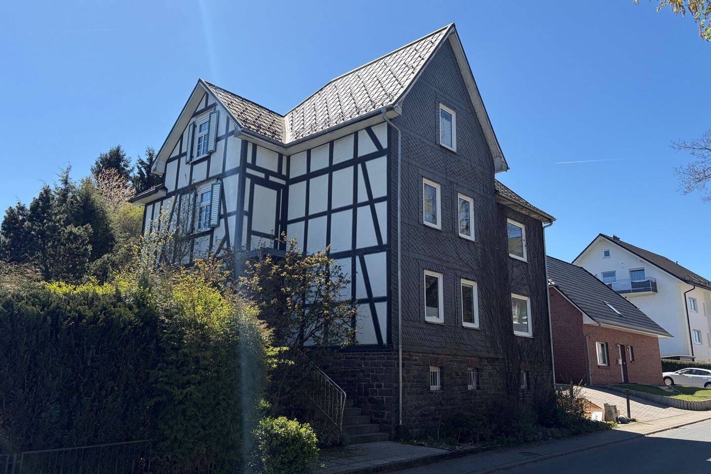 Immobilie in Erndtebrück - Zweifamilienhaus mit großzügigem Garten - Bild 3