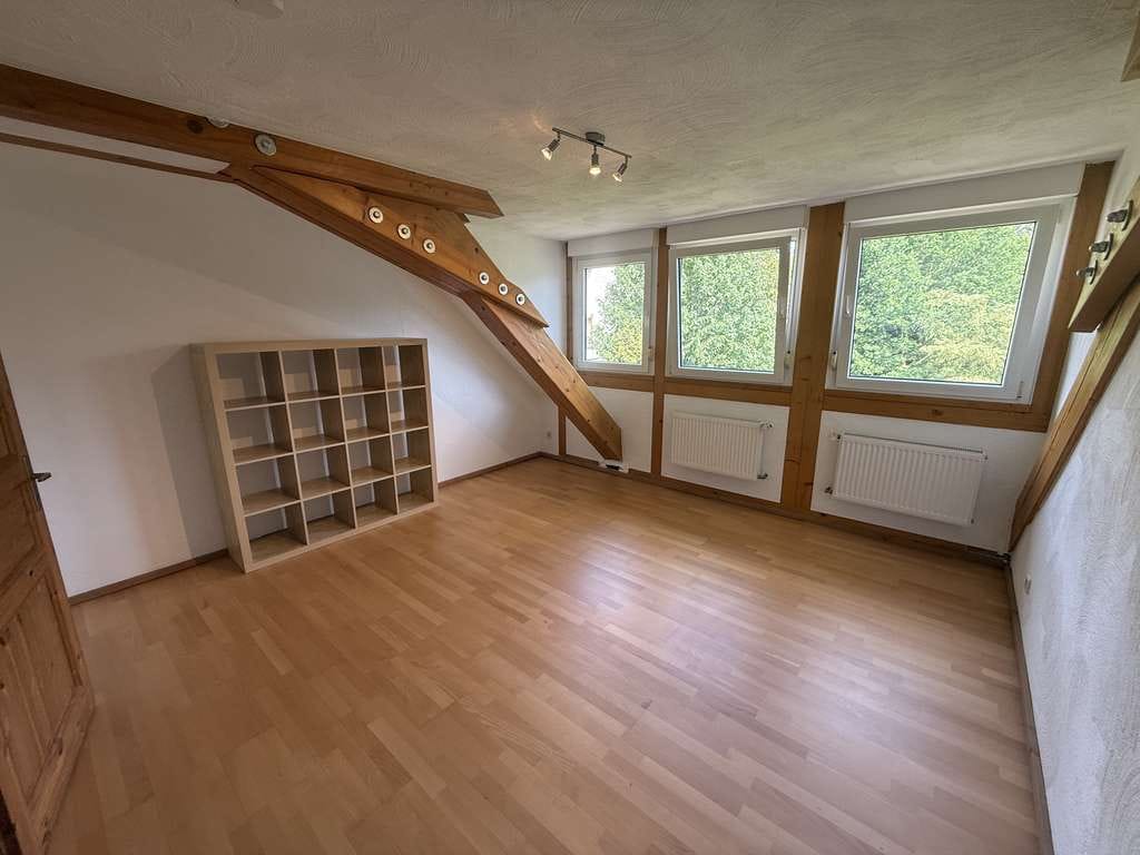 Immobilie in Thaleischweiler-Fröschen - Großzügige Dachgeschosswohnung mit zwei Balkonen, Stellplatz und viel Stauraum - Bild 2