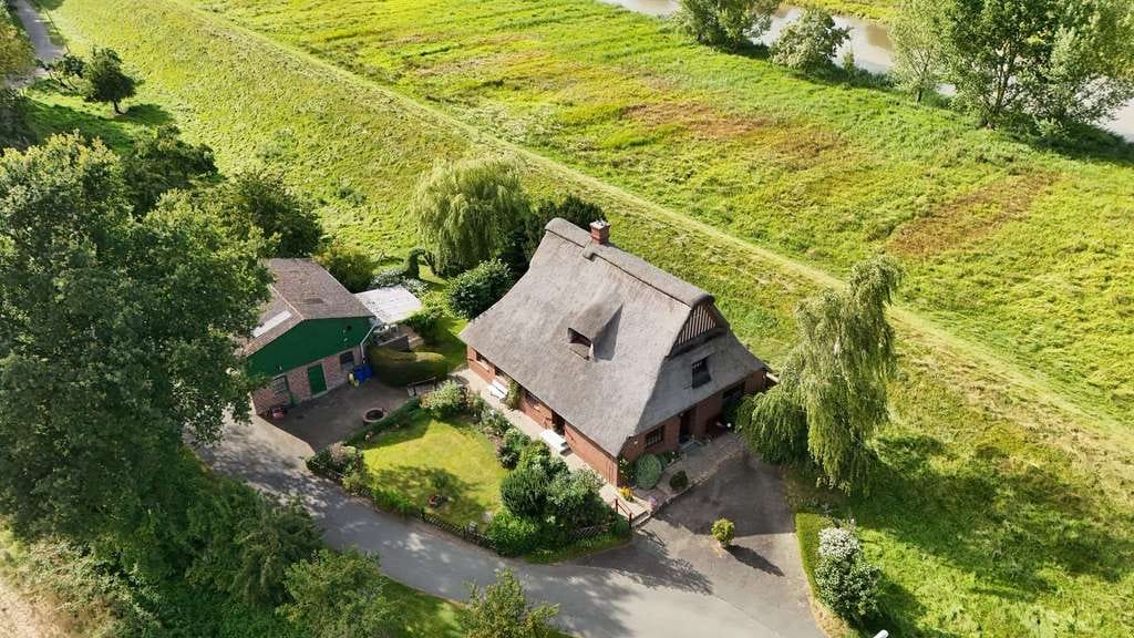 Immobilie in Moorrege - Idylle am Deich - Reetdachhaus mit Scheune! - Bild 0