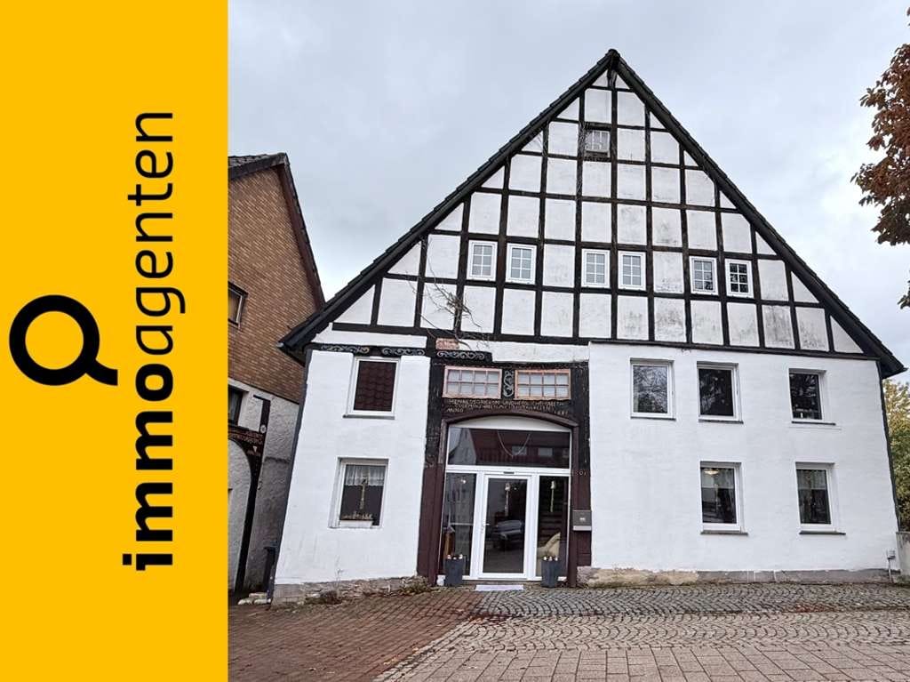 Immobilie in Barntrup - Charmantes Zweifamilienhaus mit Fachwerkstil, großem Garten und vielseitigem Raumkonzept - Bild 0
