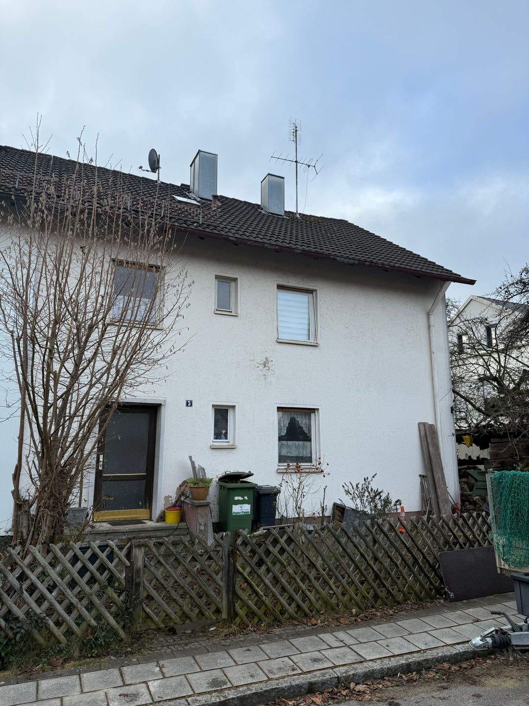 Immobilie in Rückersdorf - Sanierungsbedürftige Doppelhaushälfte mit großem Garten und Gestaltungspotenzial - Verkauf im Bieterverfahren - Bild 0