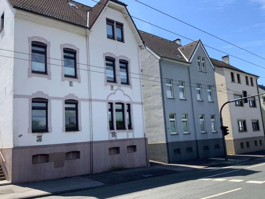 Immobilie in Solingen - Solingen-Höhscheid, 3-Familienhaus + Hinterhaus mit tollem Gartengrundstück 
mit Genehm - Bild 0