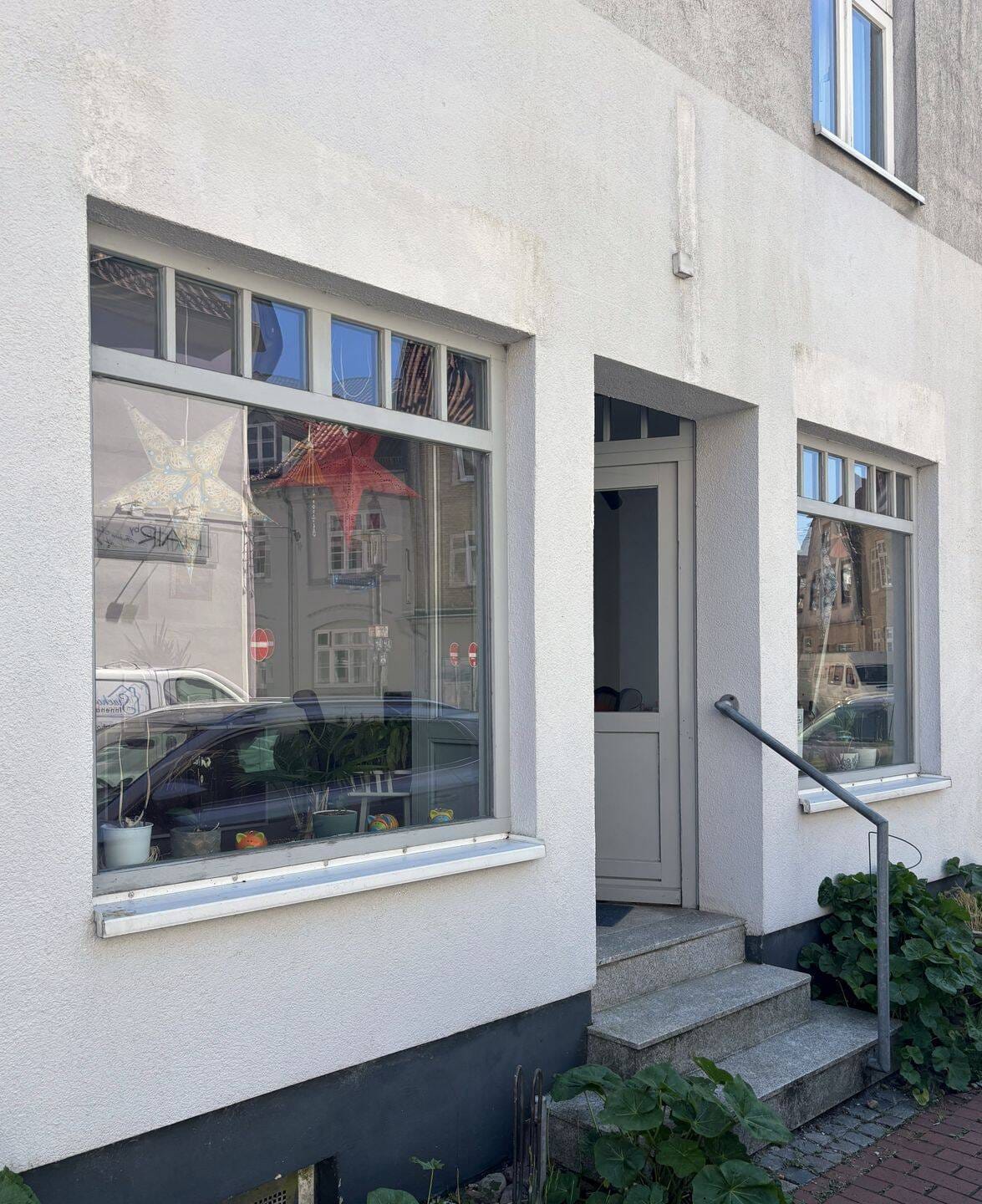 Immobilie in Rendsburg - Voll vermietet: Wohn- und Geschäftshaus mit 1 Gewerbeeinheit und 3 Wohnungen im historischen Neuwerk - Bild 2