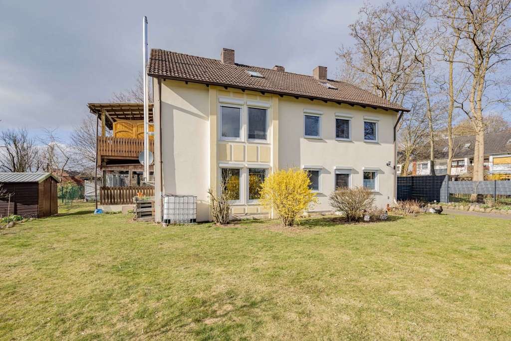 Immobilie in Gönnebek - Zweifamilienhaus mit Baugrundstück und wohnlich ausgebautem Dachboden in Trappenkamp - Bild 1
